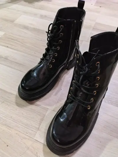 Botas negras de charol con cordones y tachas - miniatura 1