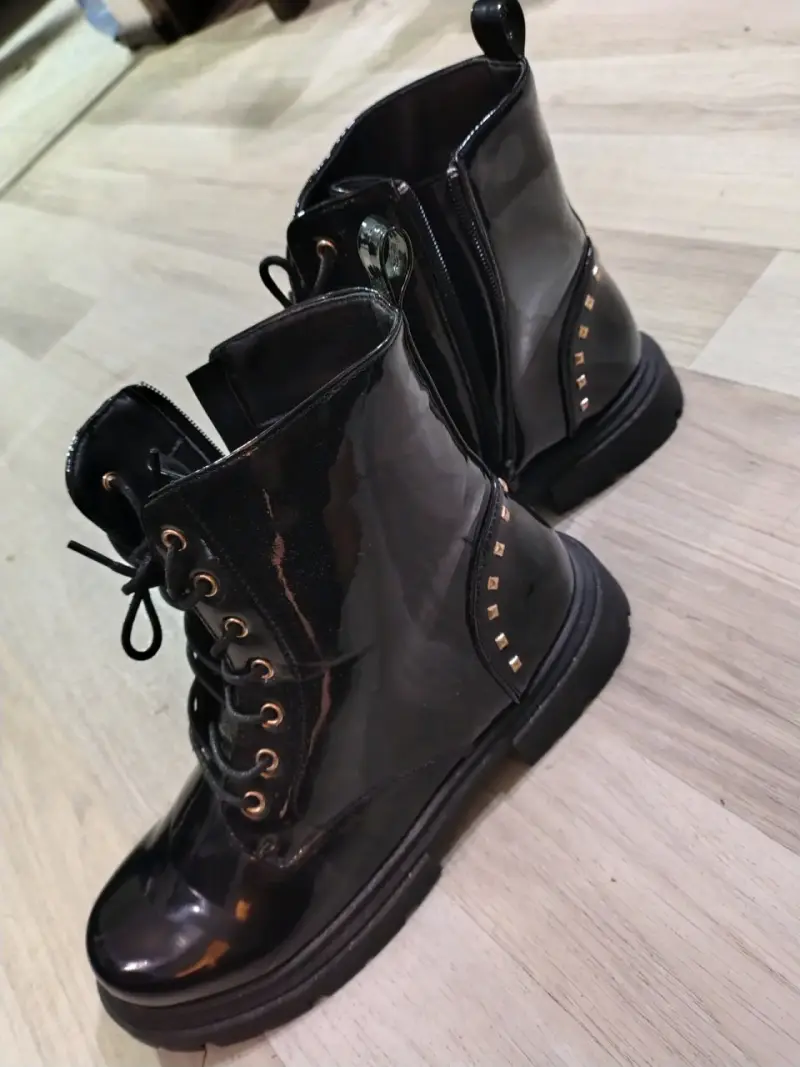 Botas negras de charol con cordones y tachas - 2