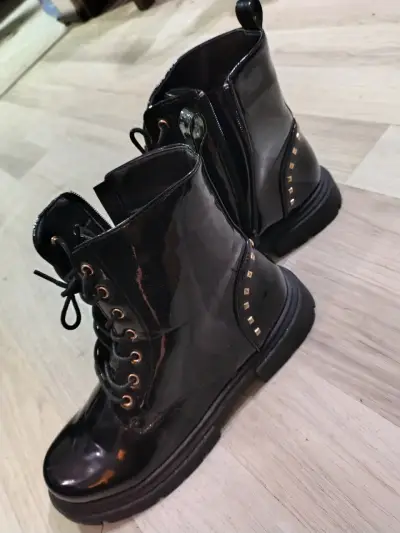 Botas negras de charol con cordones y tachas - miniatura 2