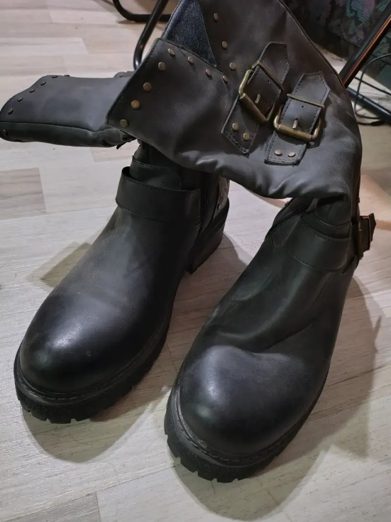Botas negras con hebillas y tachas - 1