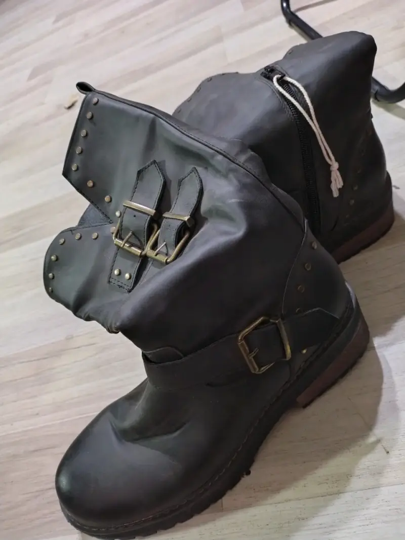 Botas negras con hebillas y tachas - 2