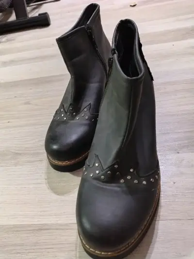 Botines negros con tachas y cierre - miniatura 1