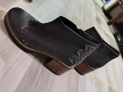 Botines negros con tachas y cierre - miniatura 2