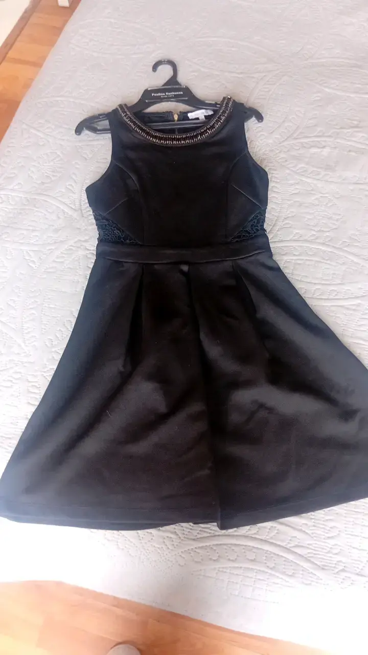 Vestido negro elegante con detalles de encaje - 1