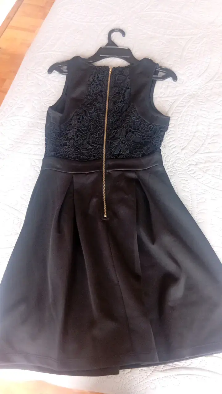 Vestido negro elegante con detalles de encaje - 2