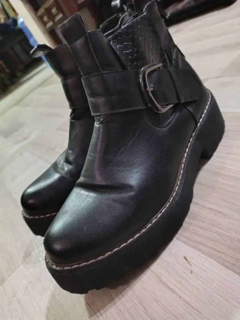 Botines negros con hebilla y cierre - 1