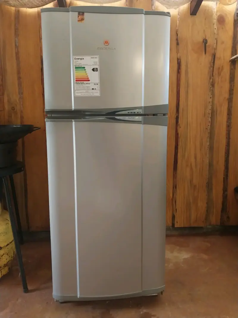 Refrigerador Mademsa de dos puertas en buen estado - 1