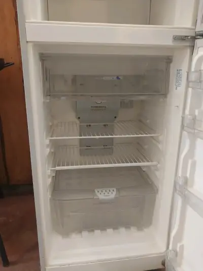 Refrigerador Mademsa de dos puertas en buen estado - miniatura 4