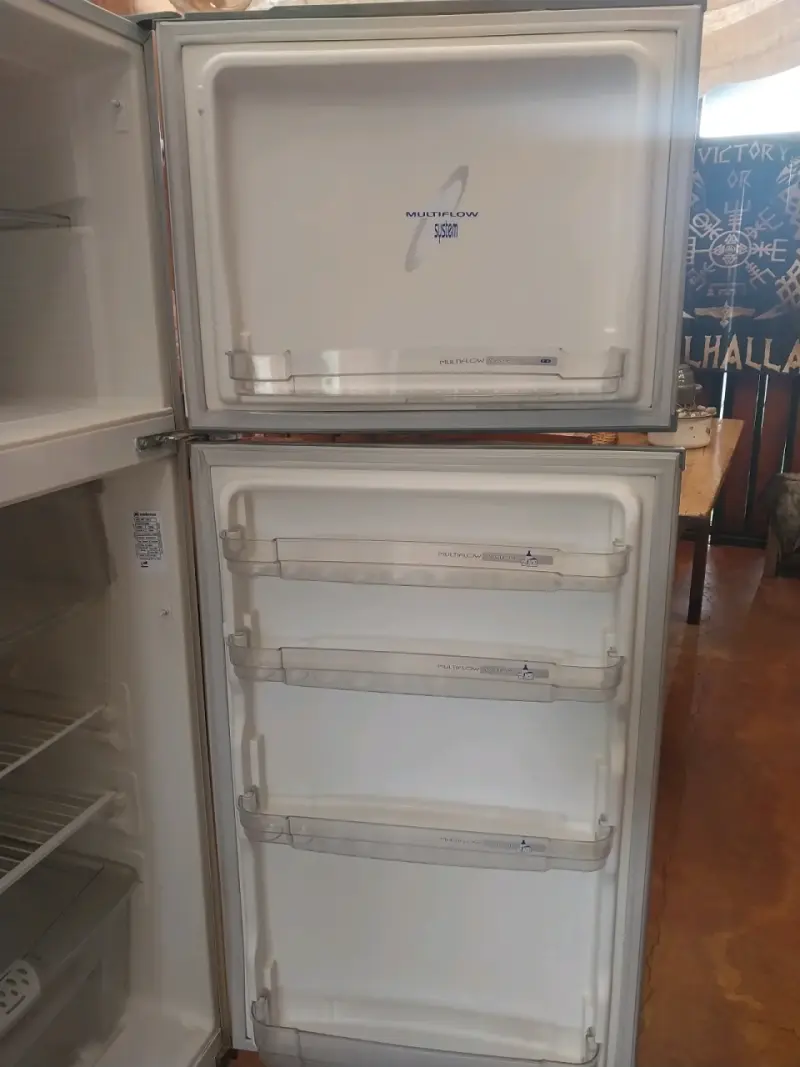 Refrigerador Mademsa de dos puertas en buen estado - 5