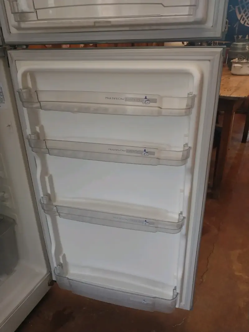 Refrigerador Mademsa de dos puertas en buen estado - 6