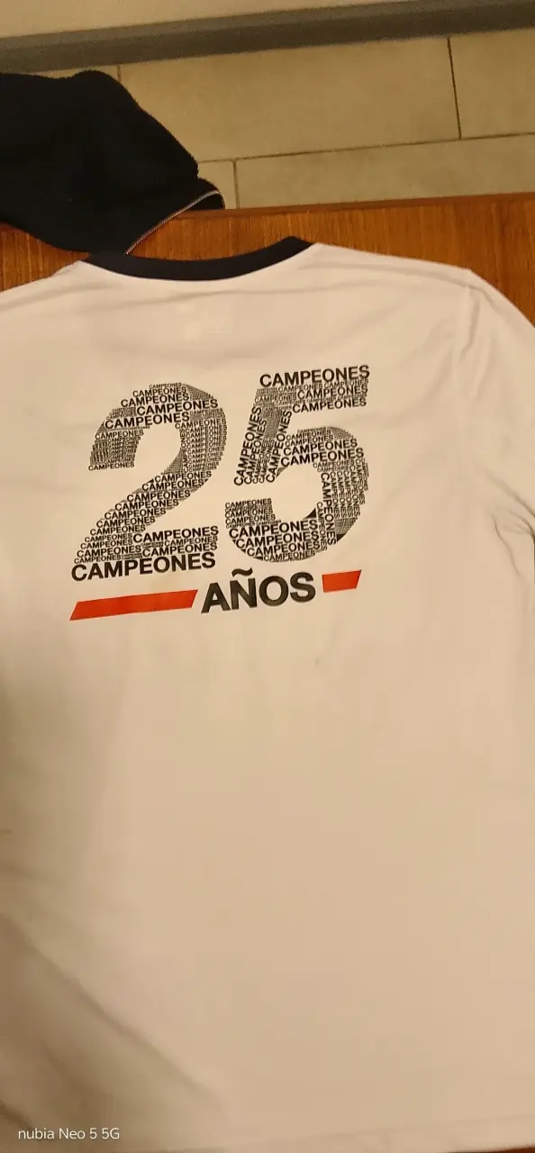 Pack de Camiseta Colo-Colo 1991 y Cortaviento West Ham - 3