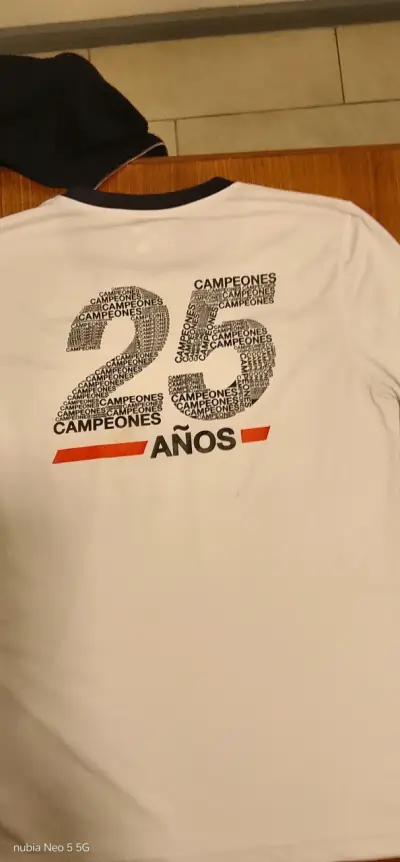 Pack de Camiseta Colo-Colo 1991 y Cortaviento West Ham - miniatura 3