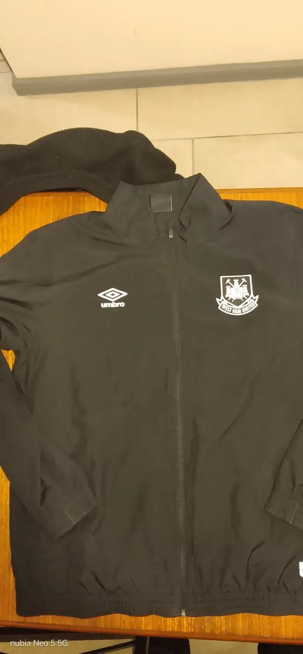 Pack de Camiseta Colo-Colo 1991 y Cortaviento West Ham - 4