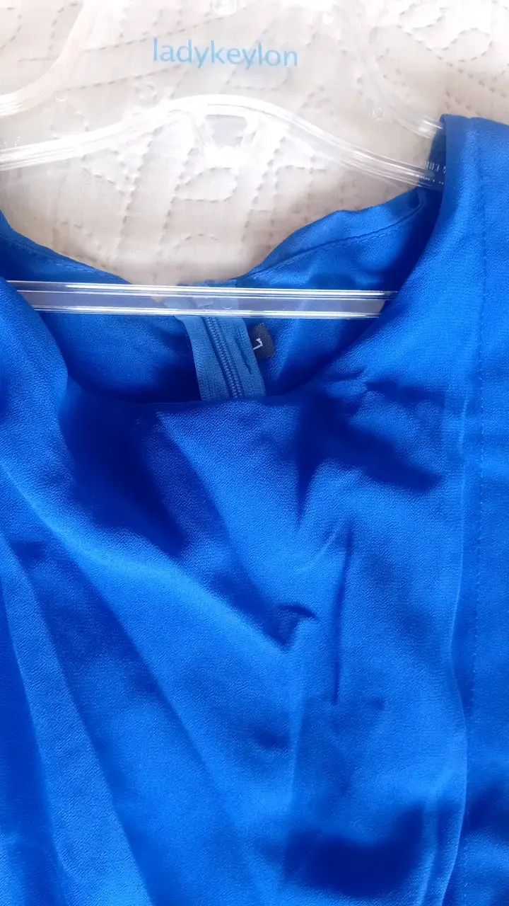 Vestido azul plisado elegante para mujer - 2