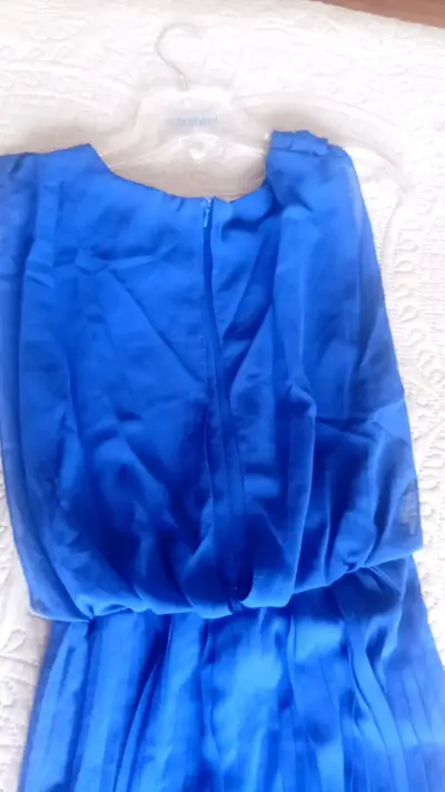 Vestido azul plisado elegante para mujer - miniatura 3