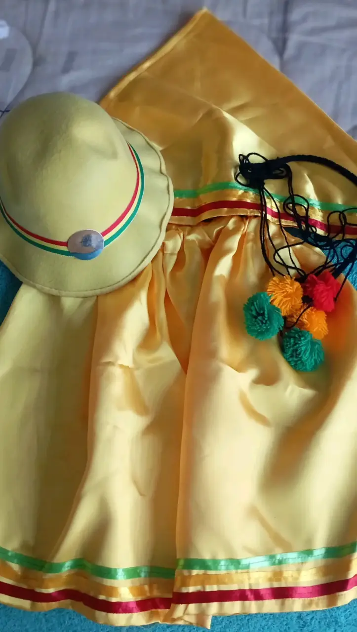 Disfraz típico amarillo con sombrero y pompones