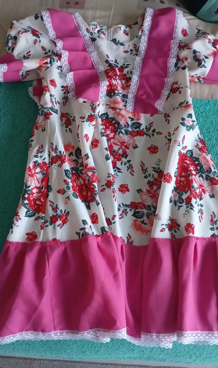 Vestido floral con encaje para niña