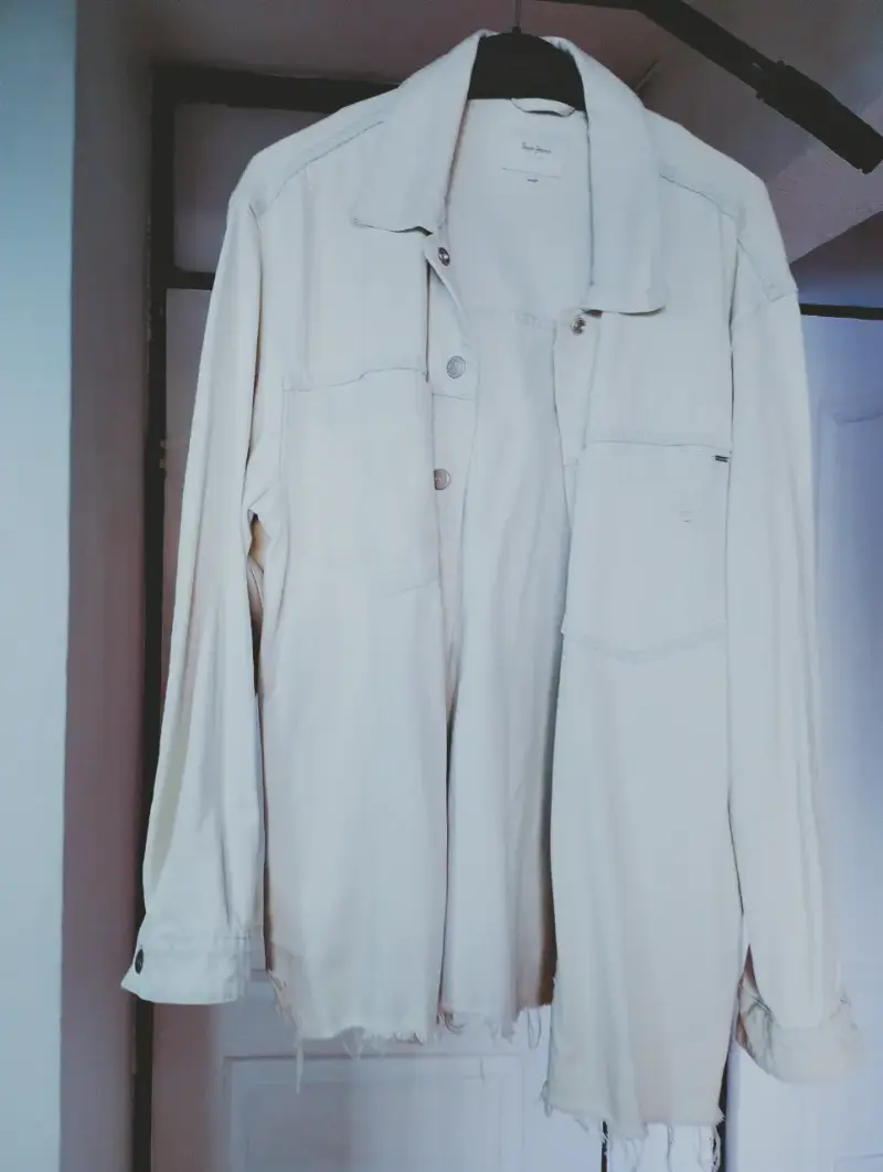 Chaqueta de mezclilla beige con estilo desgastado