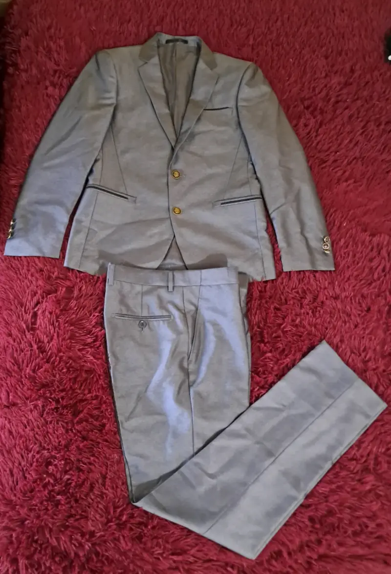 Traje gris elegante para hombre