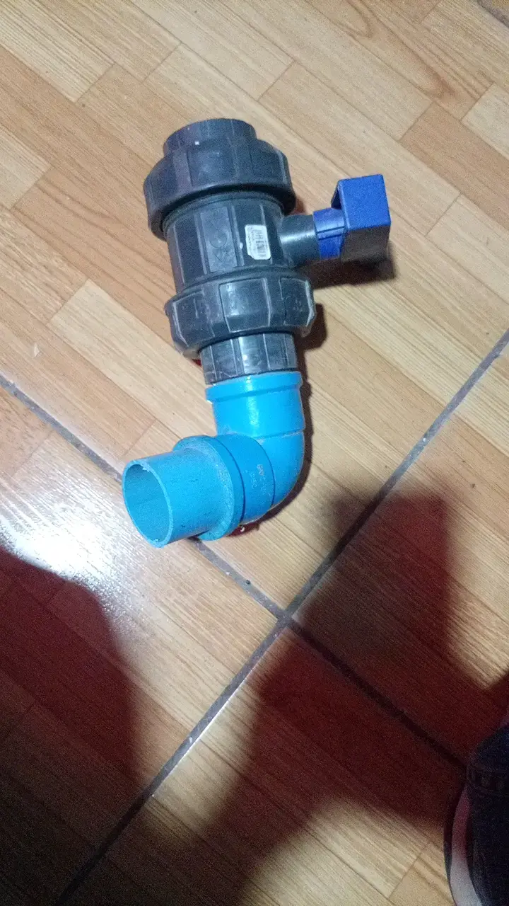 Válvula de PVC con codo azul - 1