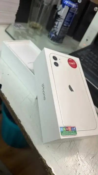 iPhone 12 en buen estado con caja original - miniatura 2