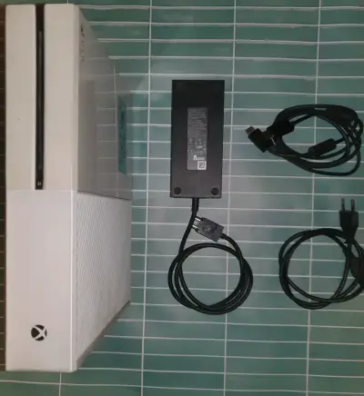 Consola Xbox One S con tres controles - miniatura 1