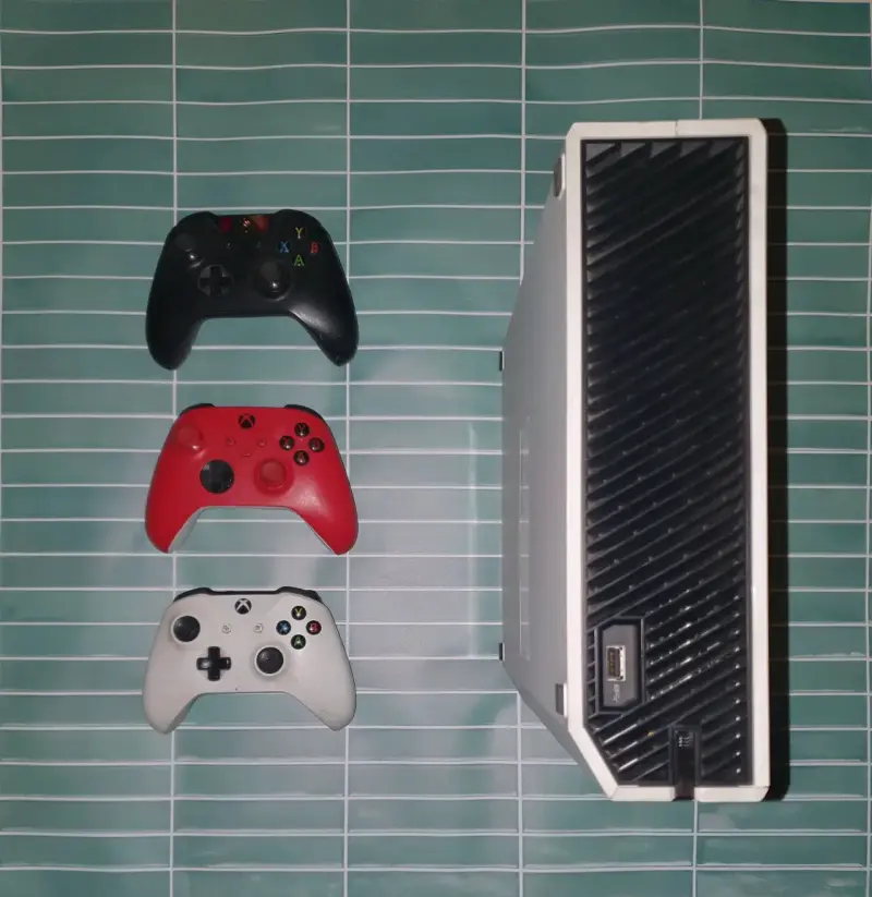 Consola Xbox One S con tres controles - 2