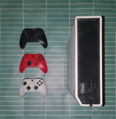 Consola Xbox One S con tres controles - miniatura 2