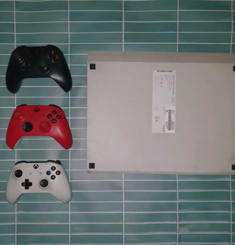 Consola Xbox One S con tres controles - 3