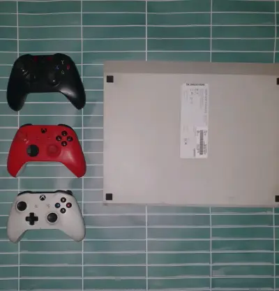 Consola Xbox One S con tres controles - miniatura 3