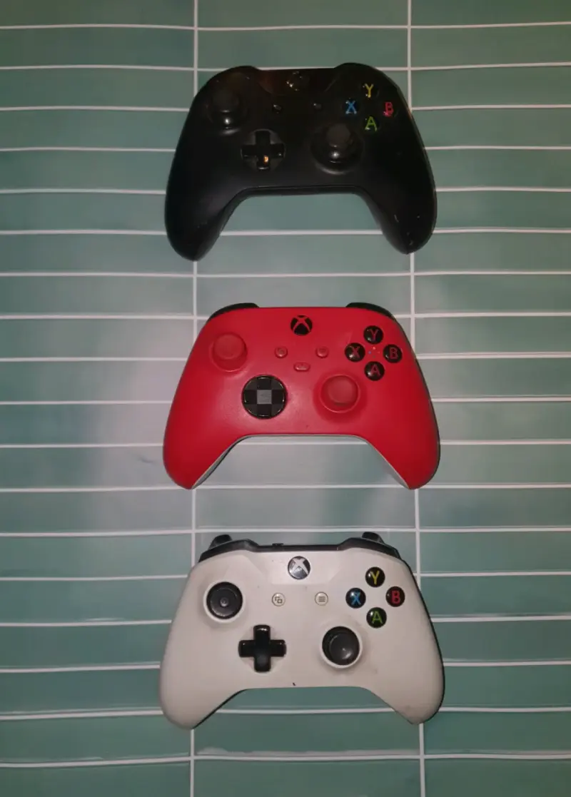 Consola Xbox One S con tres controles - 4
