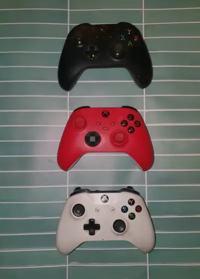 Consola Xbox One S con tres controles - miniatura 4