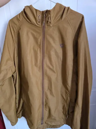 Chaqueta impermeable marrón con capucha - miniatura 1