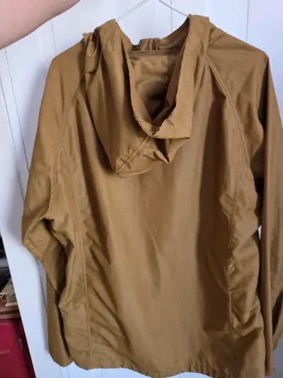 Chaqueta impermeable marrón con capucha - miniatura 2