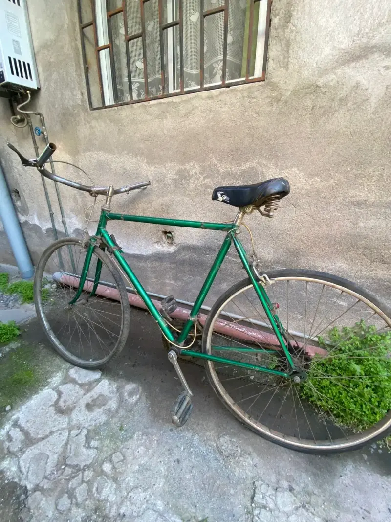 Bicicleta vintage verde con asiento Cinelli - 1