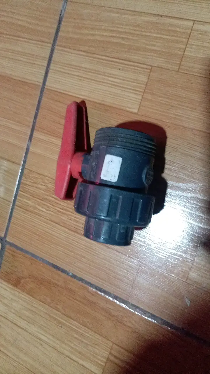 Válvula de bola de PVC con manija roja - 1