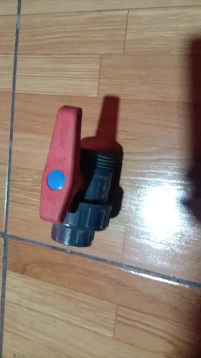 Válvula de bola de PVC con manija roja - miniatura 2
