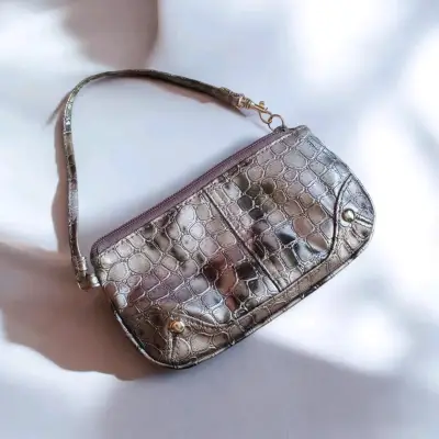 Cartera de mano plateada con diseño de cocodrilo - miniatura 1