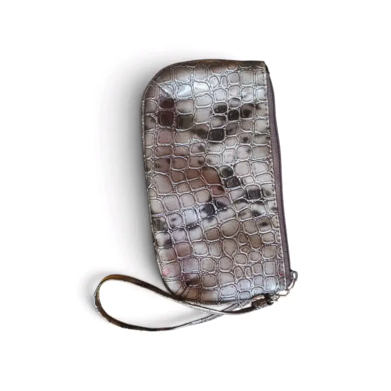Cartera de mano plateada con diseño de cocodrilo - 3