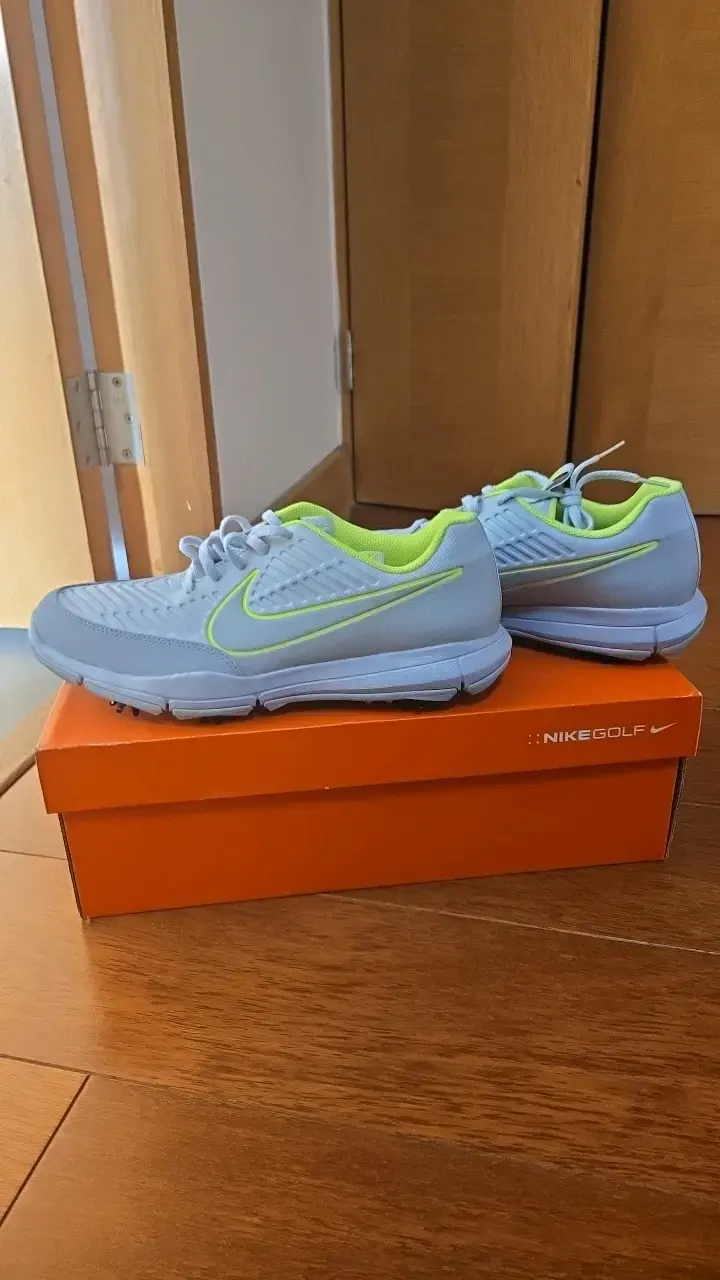 Zapatillas de golf Nike blancas con detalles verde