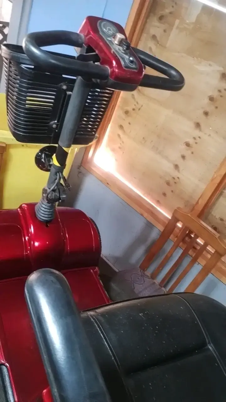 Scooter eléctrico rojo para movilidad reducida - 2