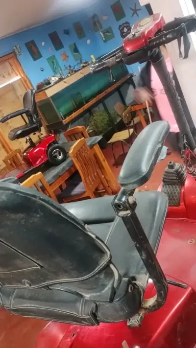 Scooter eléctrico rojo para movilidad reducida - miniatura 3