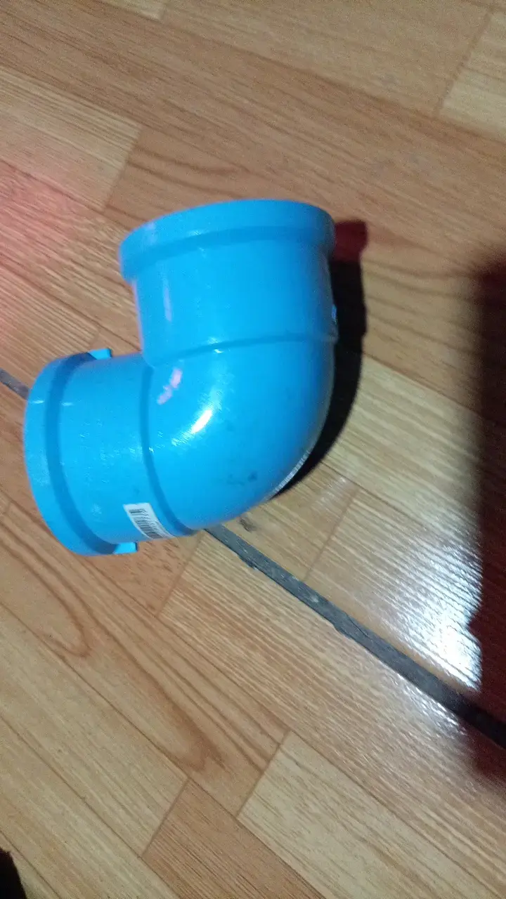 Codo de PVC azul para tubería - 1