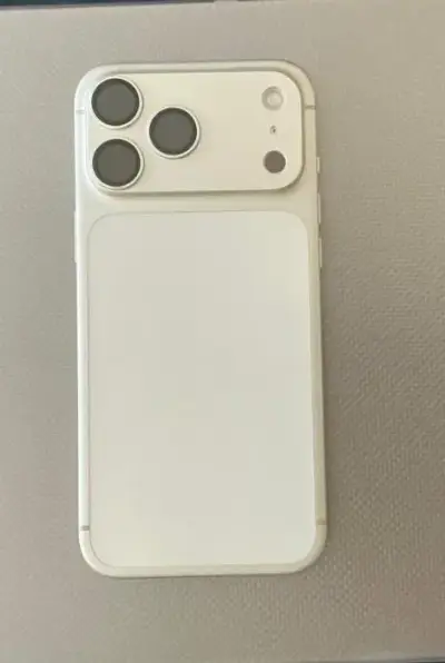 iPhone  con triple cámara trasera en buen estado - miniatura 1