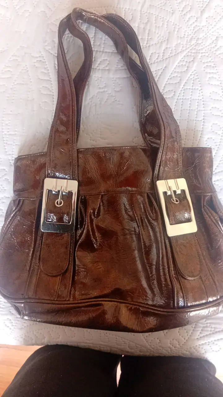 Bolso de cuero marrón con hebillas metálicas - 1