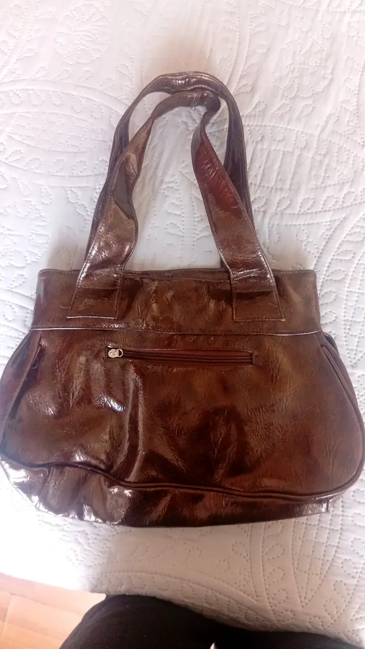 Bolso de cuero marrón con hebillas metálicas - 2