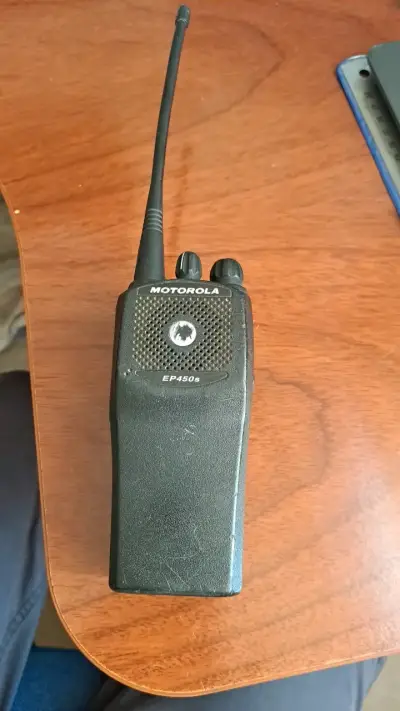 Radio portátil Motorola EP450s en buen estado - miniatura 1