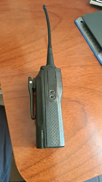 Radio portátil Motorola EP450s en buen estado - miniatura 2