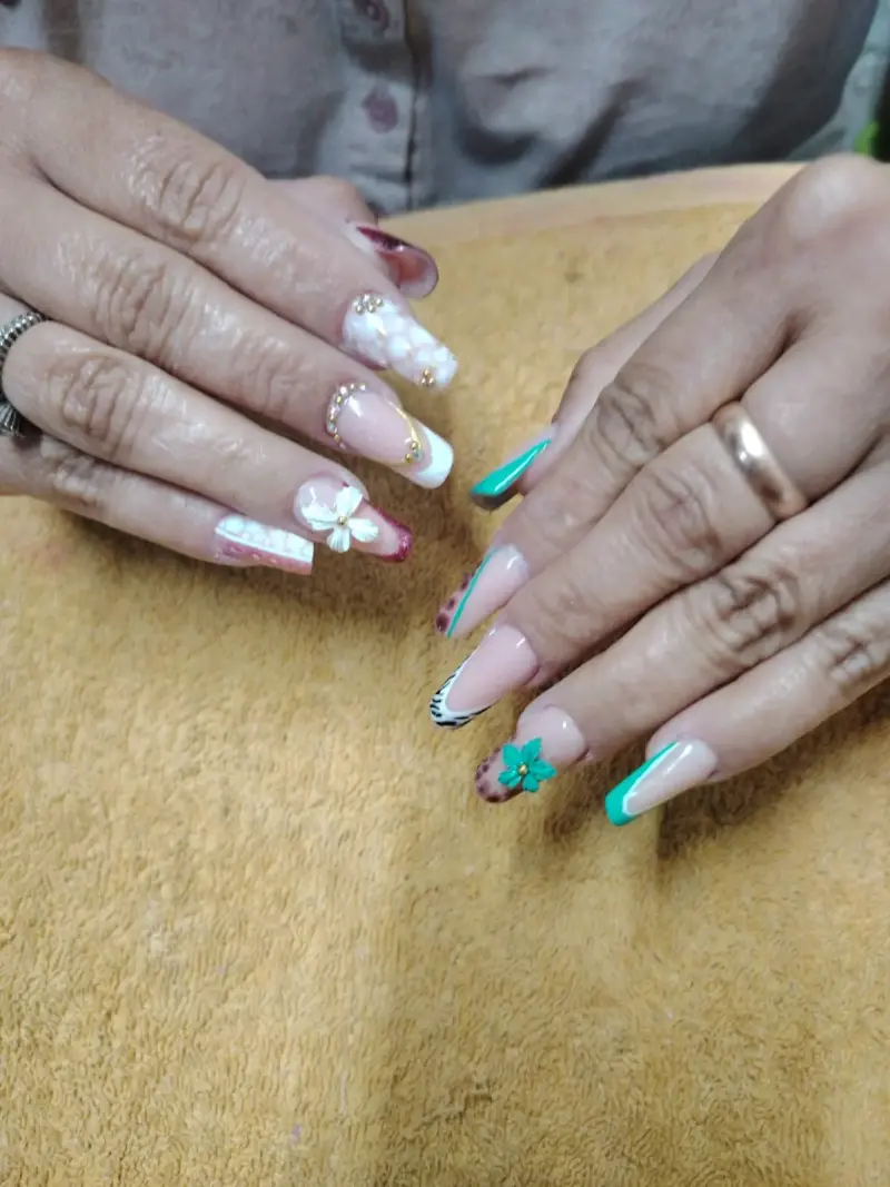 Uñas acrílicas decoradas con diseño floral - 1