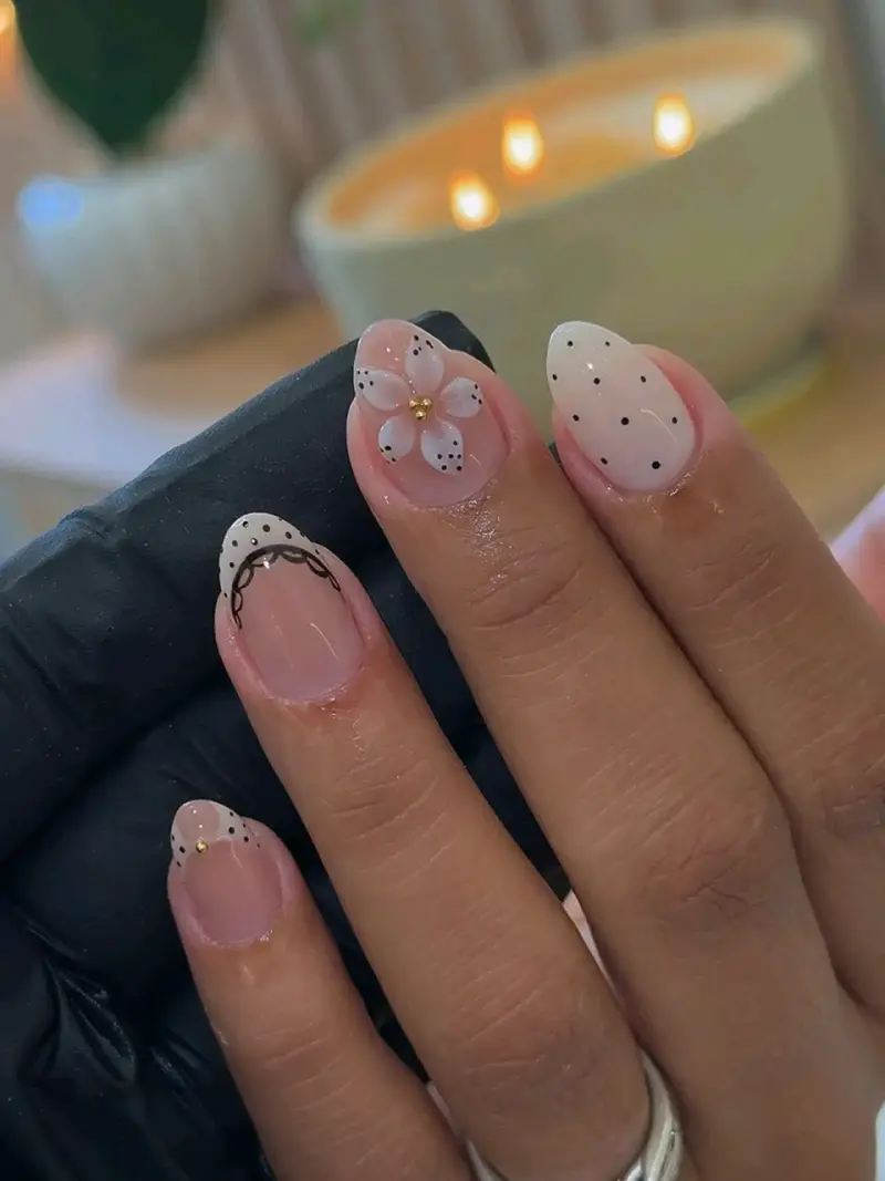 Uñas acrílicas decoradas con diseño floral - 2